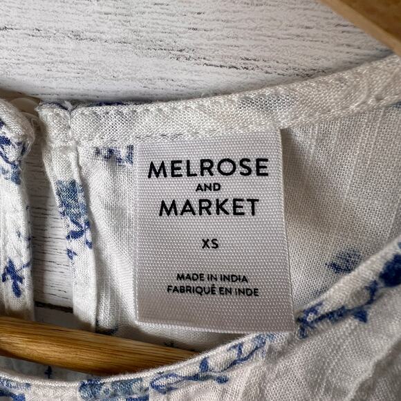 Melrose & Market Blouse Womens Size XS Blue & White Pintuck Floral Sleeveless - Picture 2 of 15